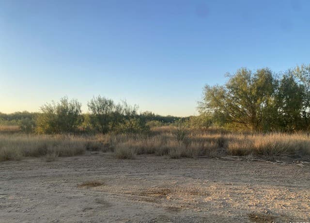 rental at 117 W Fm in Dilley, TX — photo 4