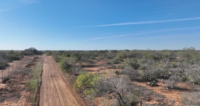 rental at 001 Cr 307 in Jourdanton, TX — photo 2