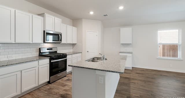 4-bedroom rental at 140 Hazel Peak in Boerne, TX — photo 5