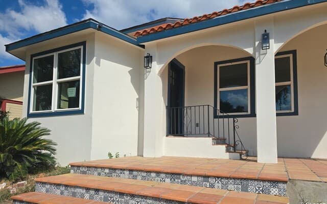 Home for sale at 501 W Agarita in San Antonio, TX — photo 3