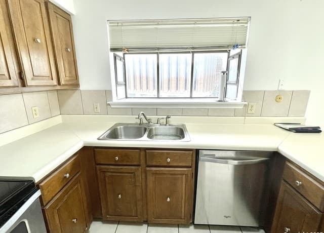 3-bedroom rental at 7738 Chambers Rd. Unit 403 in San Antonio, TX — photo 3