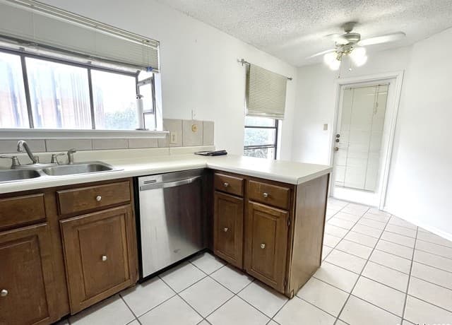 3-bedroom rental at 7738 Chambers Rd. Unit 403 in San Antonio, TX — photo 5