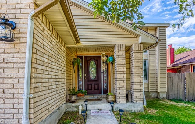 3-bedroom rental at 6250 Candleview Ct in San Antonio, TX — photo 2