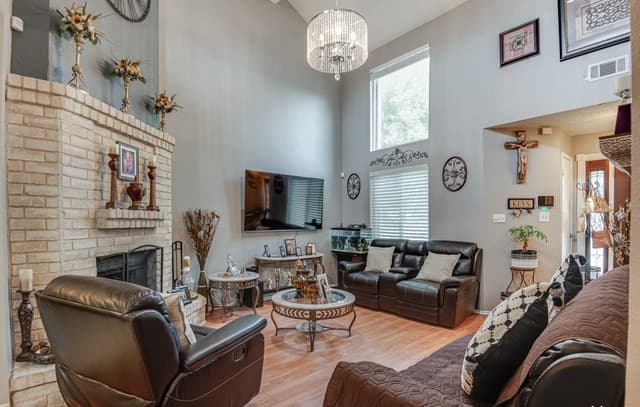 3-bedroom rental at 6250 Candleview Ct in San Antonio, TX — photo 4