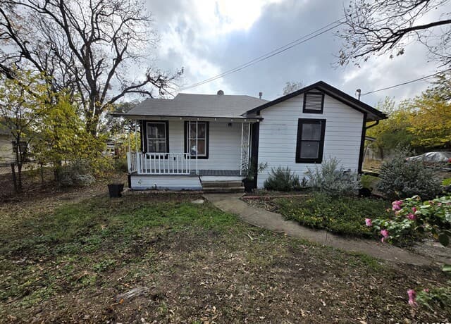 2-bedroom rental at 1518 Waverly in San Antonio, TX — photo 1