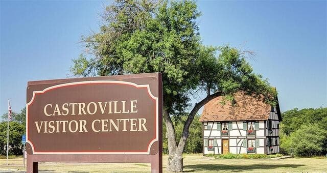4-bedroom rental at 494 White Oak in Castroville, TX — photo 4