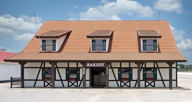 4-bedroom rental at 494 White Oak in Castroville, TX — photo 5