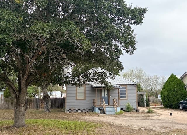 2-bedroom rental at 305 E Thornton St in Three Rivers, TX — photo 2