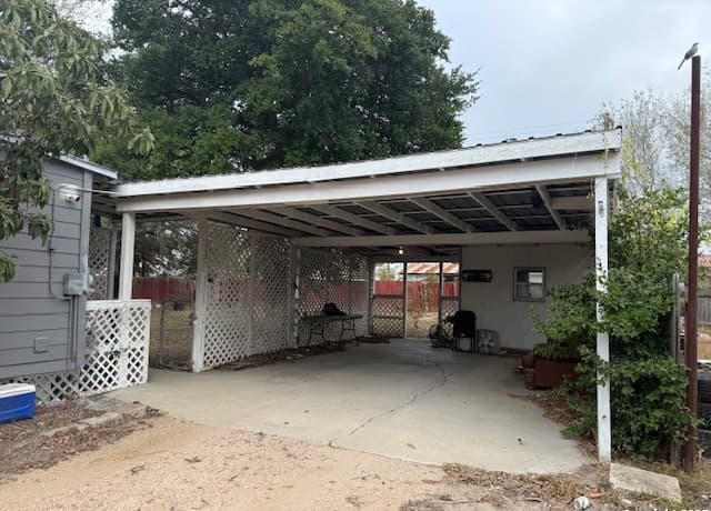 2-bedroom rental at 305 E Thornton St in Three Rivers, TX — photo 3