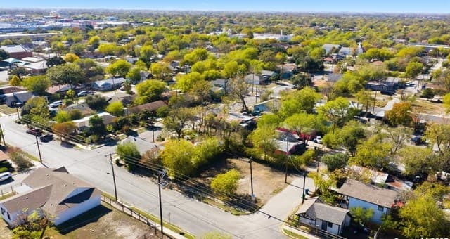 rental at 907 S Navidad st 1 in San Antonio, TX — photo 2