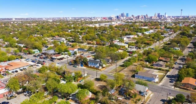 rental at 907 S Navidad st 1 in San Antonio, TX — photo 4