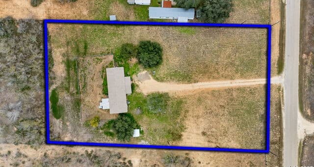 4-bedroom rental at 300 County Road 307 in Floresville, TX — photo 1