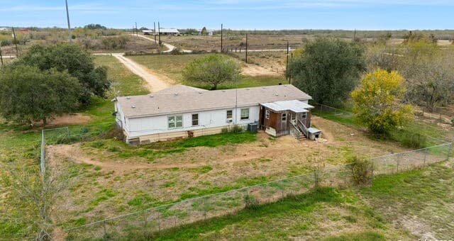 4-bedroom rental at 300 County Road 307 in Floresville, TX — photo 2