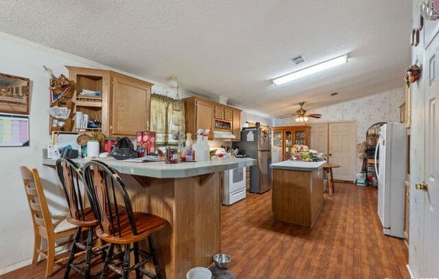4-bedroom rental at 300 County Road 307 in Floresville, TX — photo 4