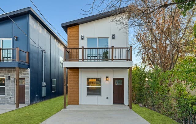 3-bedroom rental at 212 Cooper St in San Antonio, TX — photo 1