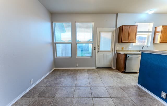 3-bedroom rental at 10311 Lateleaf Oak in San Antonio, TX — photo 5