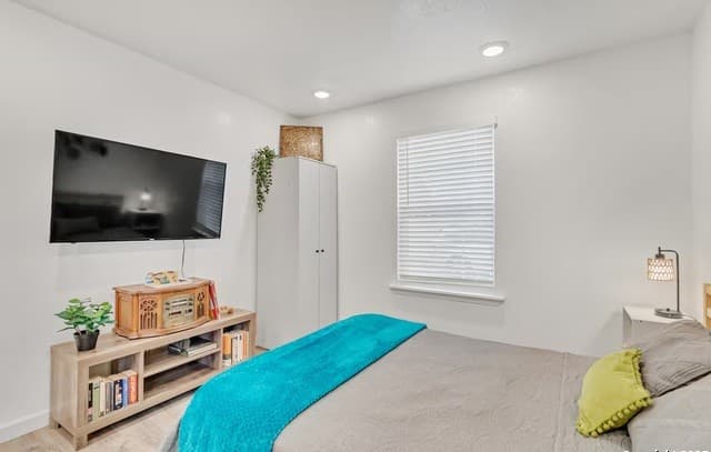1-bedroom rental at 1407 Leal Unit 3 in San Antonio, TX — photo 5
