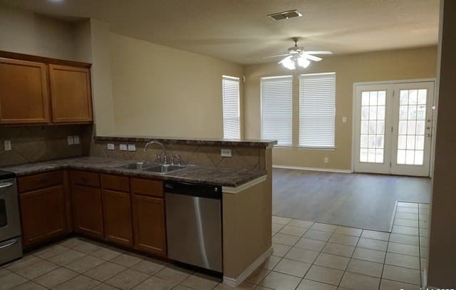 4-bedroom rental at 26610 Sparrow Ridge in San Antonio, TX — photo 5