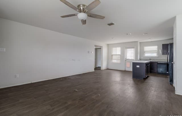 3-bedroom rental at 5965 Kendall Prairie in San Antonio, TX — photo 4
