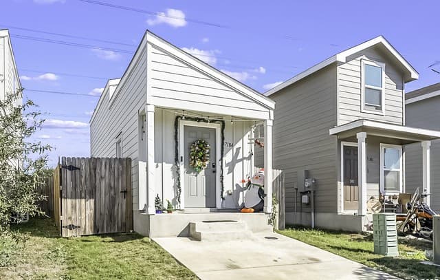 1-bedroom rental at 7184 Elm in San Antonio, TX — photo 2