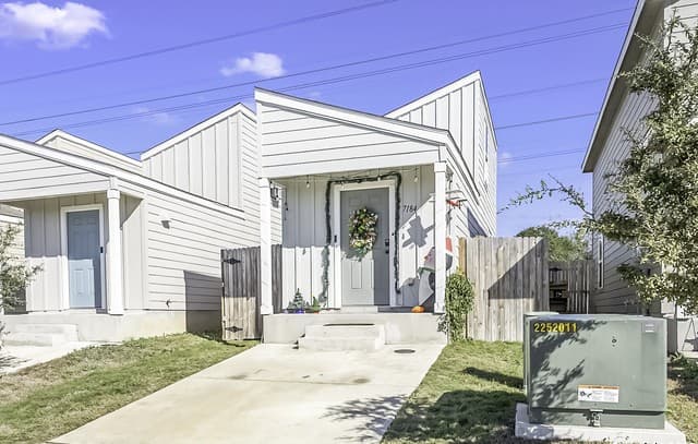 1-bedroom rental at 7184 Elm in San Antonio, TX — photo 3