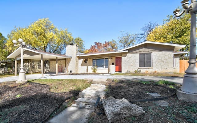 4-bedroom rental at 2613 W Summit Ave in San Antonio, TX — photo 3