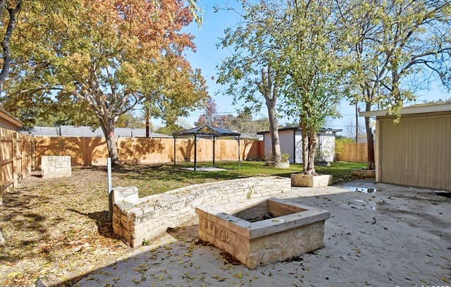 4-bedroom rental at 2613 W Summit Ave in San Antonio, TX — photo 5