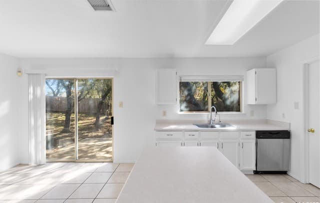 3-bedroom rental at 9150 Dover in San Antonio, TX — photo 4