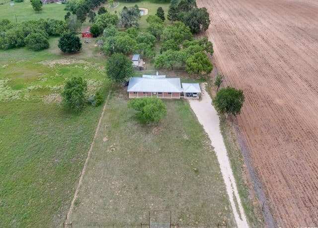 3-bedroom rental at 315 Simon in Pleasanton, TX — photo 3