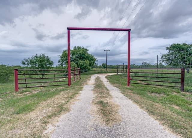 3-bedroom rental at 315 Simon in Pleasanton, TX — photo 4