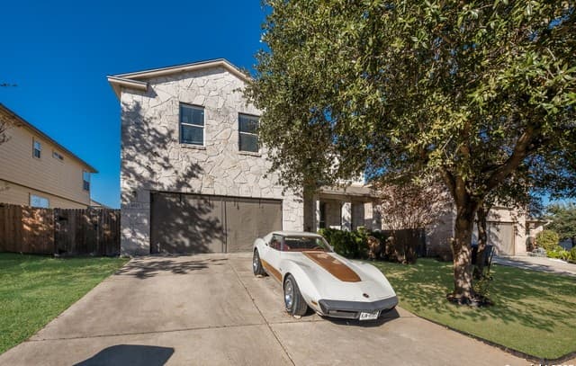5-bedroom rental at 6927 Macaway in San Antonio, TX — photo 1