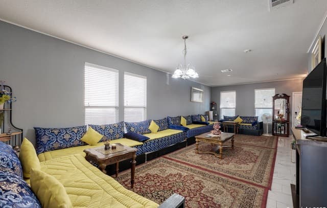 5-bedroom rental at 6927 Macaway in San Antonio, TX — photo 4