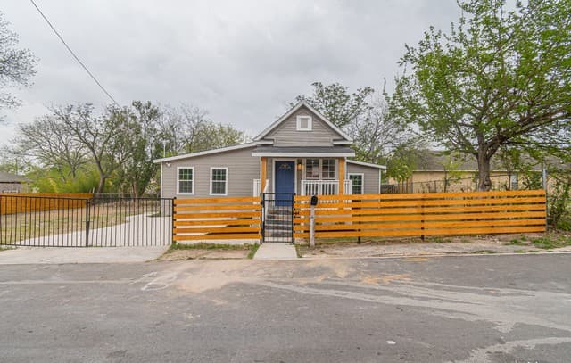 3-bedroom rental at 324 Bargas St in San Antonio, TX — photo 1