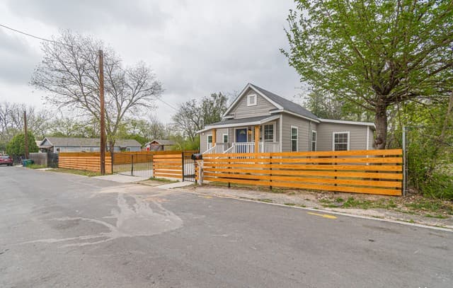 3-bedroom rental at 324 Bargas St in San Antonio, TX — photo 4