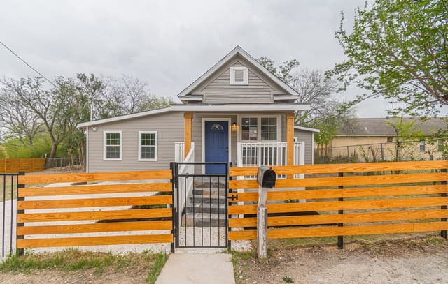 3-bedroom rental at 324 Bargas St in San Antonio, TX — photo 2