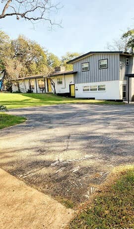 rental at 7602 Windsor Oaks in San Antonio, TX — photo 1
