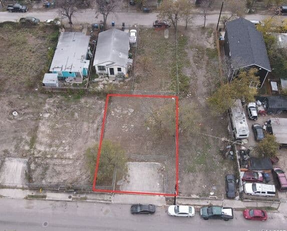 rental at 2208 W Poplar #2 in San Antonio, TX — photo 1