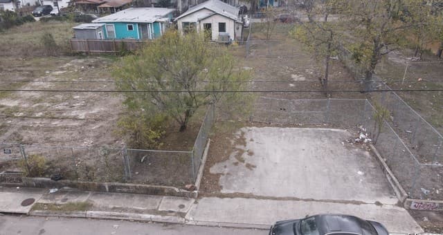 rental at 2208 W Poplar #2 in San Antonio, TX — photo 3