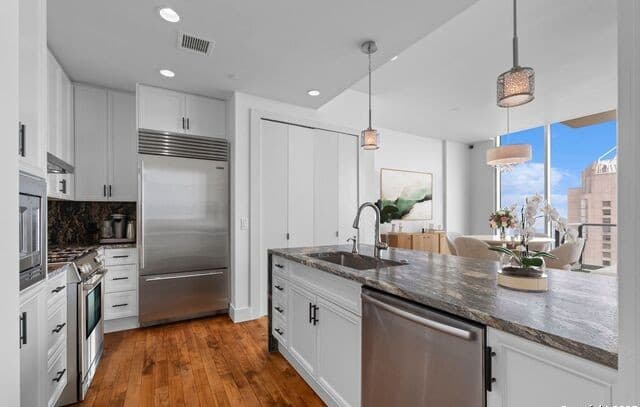 1-bedroom rental at 610 E Market Unit UNIT 3110 in San Antonio, TX — photo 2