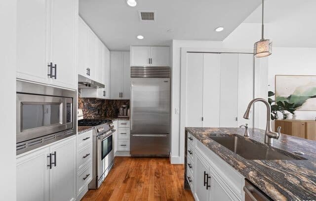 1-bedroom rental at 610 E Market Unit UNIT 3110 in San Antonio, TX — photo 4