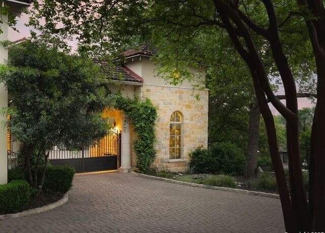 6-bedroom rental at 810 Garraty Hill in Terrell Hills, TX — photo 3