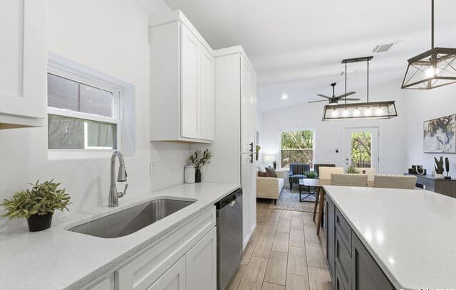3-bedroom rental at 216 Cooper St in San Antonio, TX — photo 5