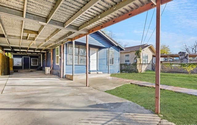 3-bedroom rental at 321 Huntington in San Antonio, TX — photo 4