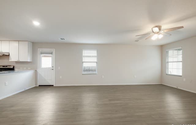 3-bedroom rental at 12047 Overton Way in San Antonio, TX — photo 4