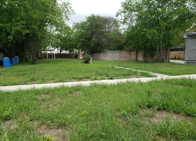 rental at 1701 W Summit Ave in San Antonio, TX — photo 1