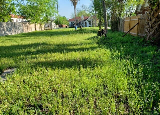 rental at 1701 W Summit Ave in San Antonio, TX — photo 3