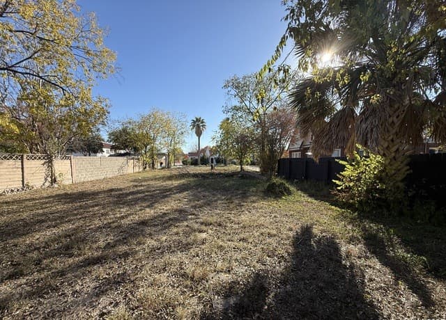 rental at 1701 W Summit Ave in San Antonio, TX — photo 4
