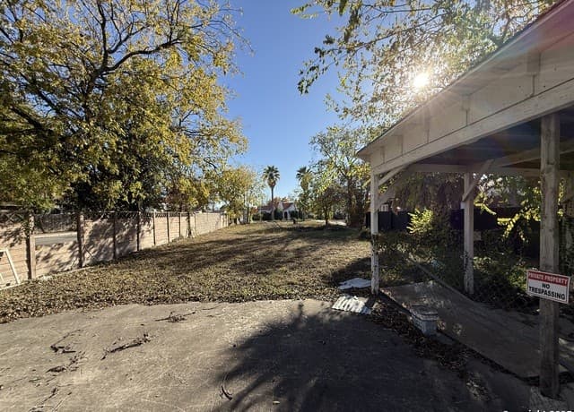 rental at 1701 W Summit Ave in San Antonio, TX — photo 5