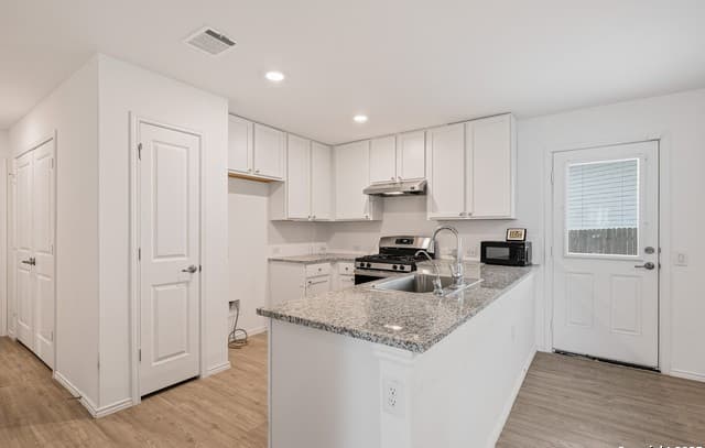 3-bedroom rental at 12003 Overton in San Antonio, TX — photo 5