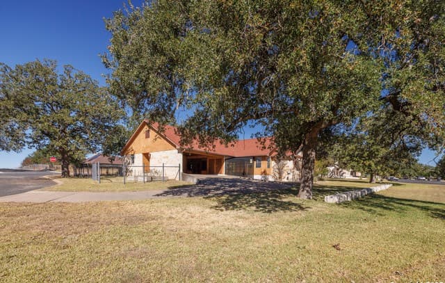 3-bedroom rental at 1200 Doe Run in Fredericksburg, TX — photo 2